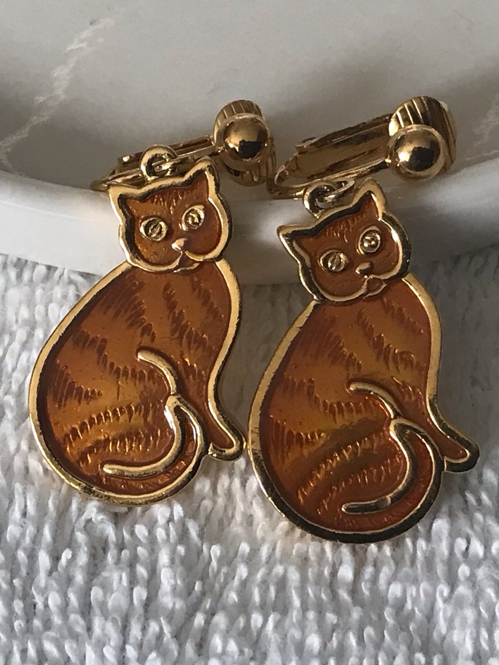Vintage Avon Cat Enamel Dangle Clip-on earrings.